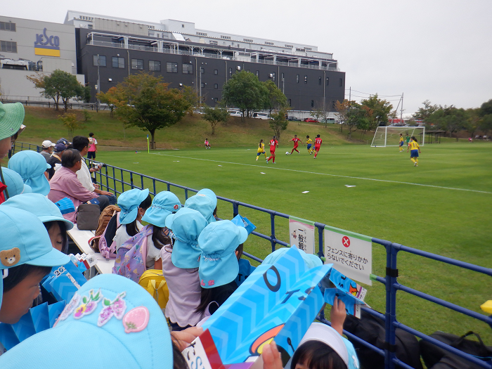 国スポの女子サッカーの試合をみて応援している子どもの様子