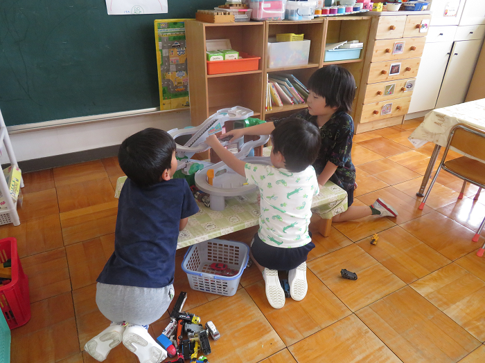 ミニカーで遊ぶ様子