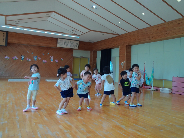 3歳児が腰に手を当て、踊りを踊っている