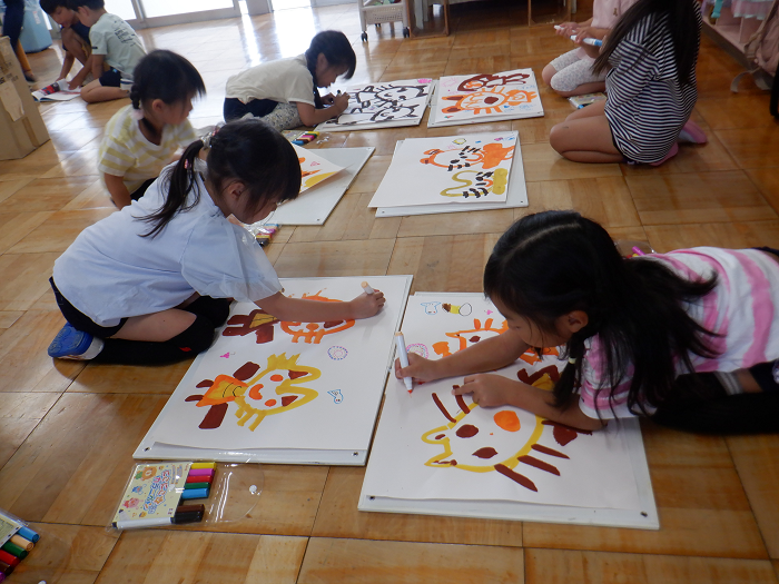筆でねこの絵をかいている4歳児の様子