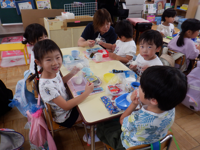 おにぎりを食べている子ども達
