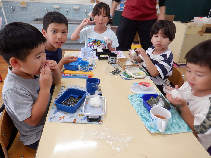 おにぎりを食べている子ども達