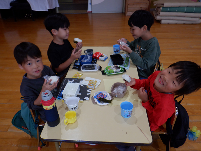 自分たちで収穫したお米をおにぎりにして食べている子ども達