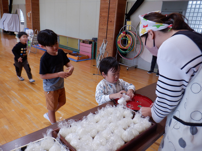 おにぎりのおかわりをしようと並んでいる子ども