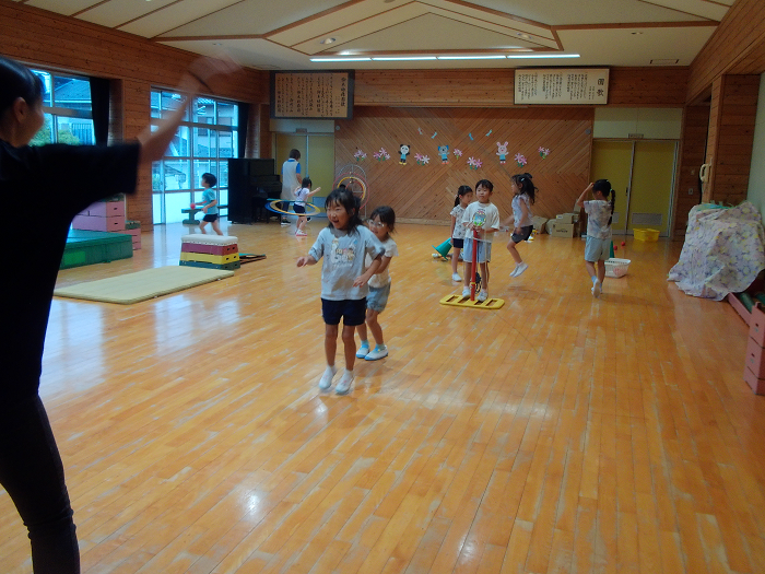 5歳児が二人で大縄跳びをしている