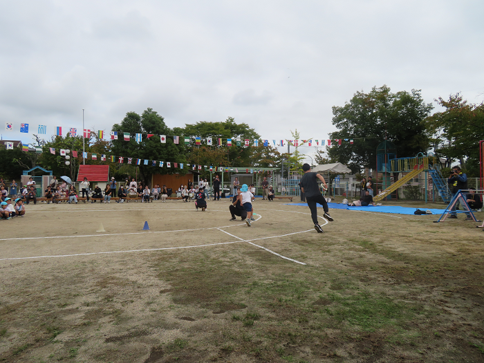 親子リレー対決で走っている大人と子供の様子