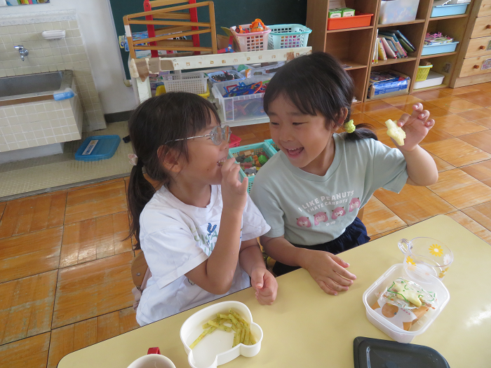 友達と一緒におやつを食べる様子