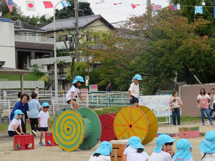 大きな電気リールに乗って、転がしながら歩いている様子
