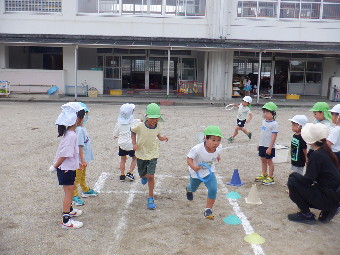 友達とリレーをしている様子