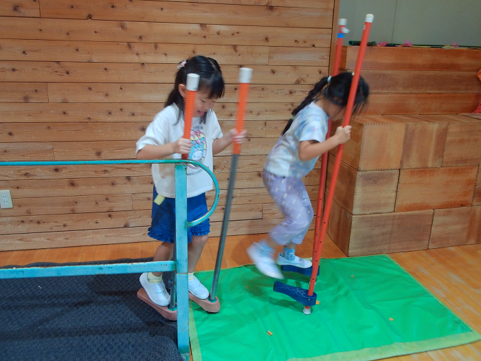 5歳児が二人で竹馬をしている
