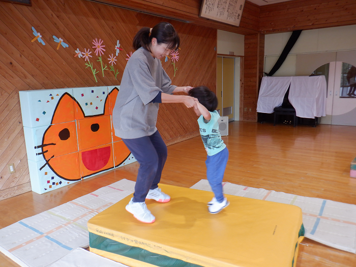 トランポリンで遊んでいる親子