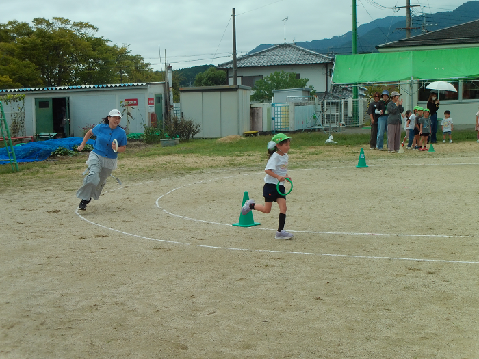 5歳児が親子でリレーのトラックを走って勝負している
