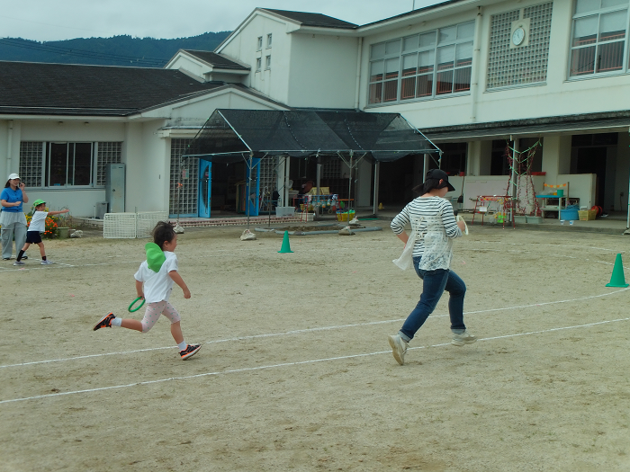 5歳児が親子でリレーのトラックを走って勝負している