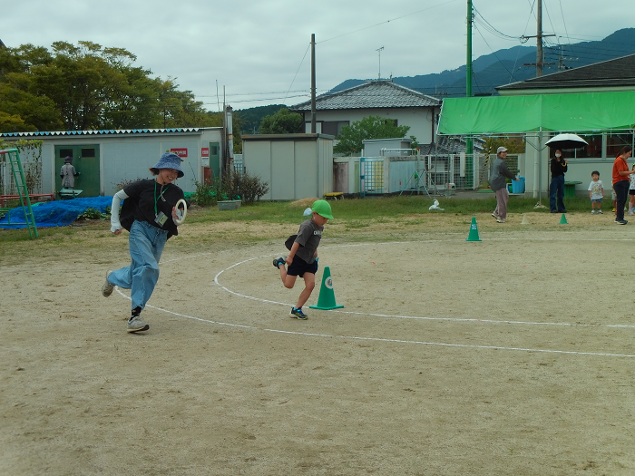 5歳児が親子でリレーのトラックを走って勝負している