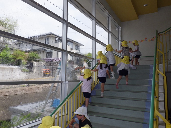窓掃除を見学する子どもの様子