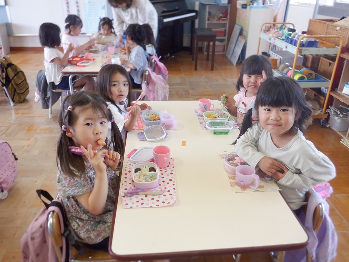 異年齢でお弁当を食べる子どもたちの様子
