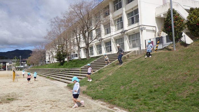小学校で遊んでいる子どもの様子