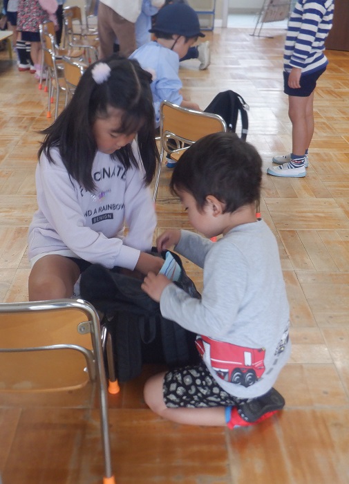 身支度を手伝っている子どもの様子