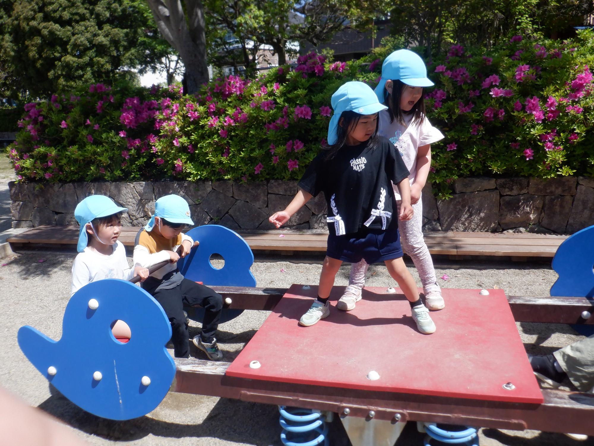 赤屋根公園で遊ぶ子どもの様子