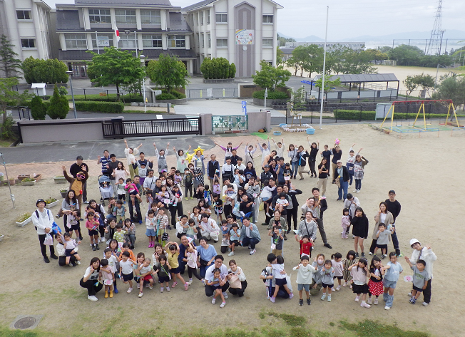 集合写真をとっている様子