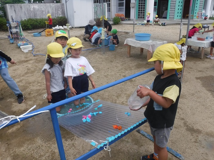 4歳児が水流しを楽しむ様子