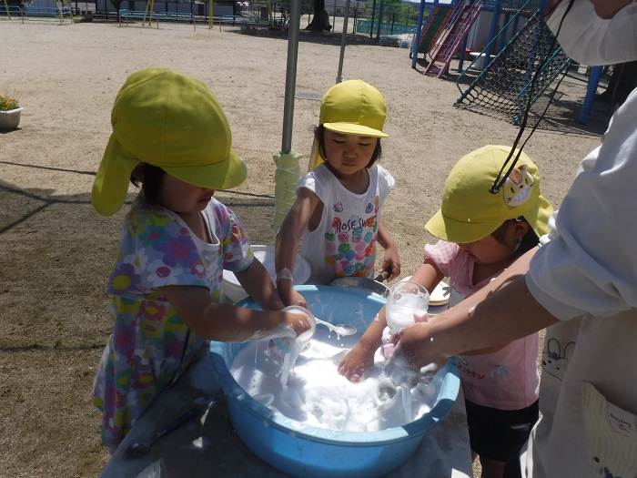 4歳児が石鹸遊びをする様子