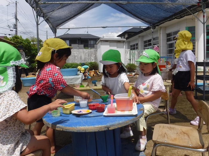 3歳児が4歳児のお店にやってきた様子