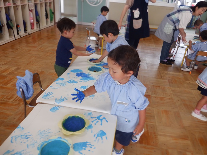 手形を押す3歳児の様子