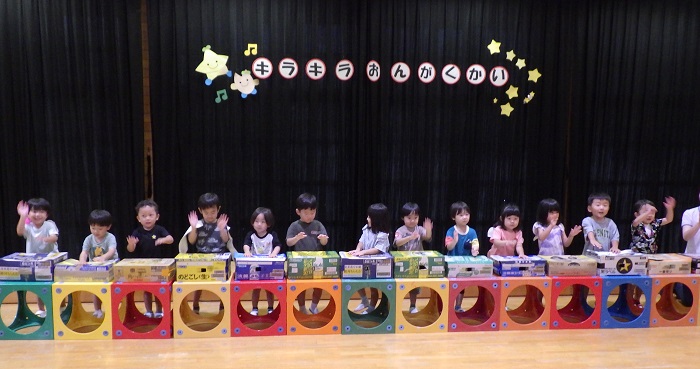 3歳児が太鼓を叩いている様子