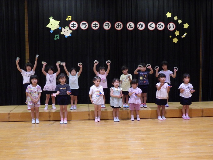 4歳児が楽器を鳴らしている様子