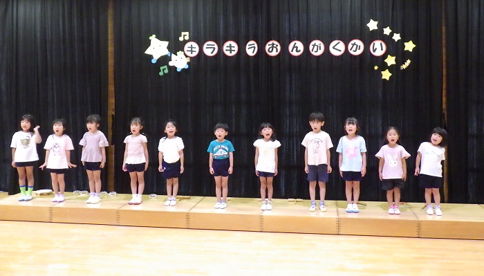 5歳児が歌を歌っている様子