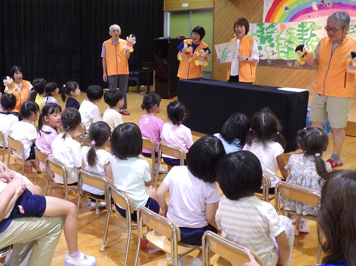 民生児童委員さんのお話を聞いている園児の様子