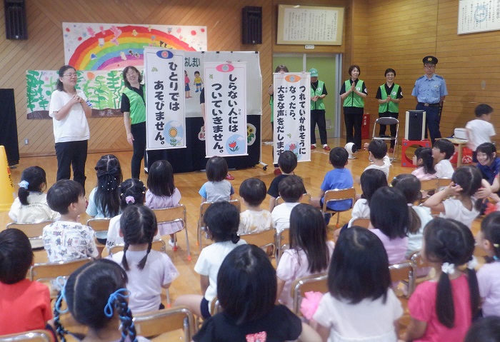 防犯教室の話を聞く園児の様子