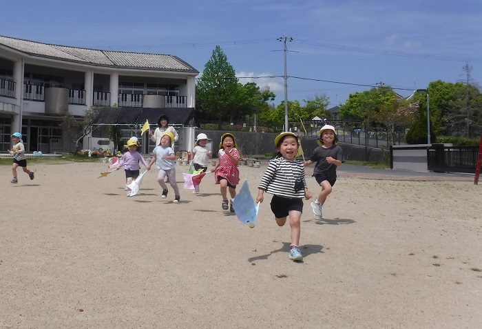こいのぼりをもって走っている様子
