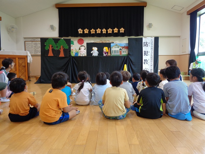 防犯教室で話を聞く園児の様子