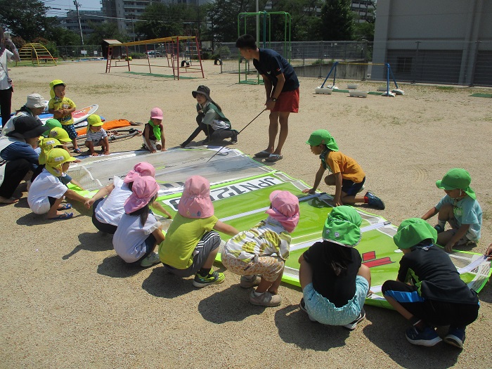 全園児でサーフボードを組み立てている様子