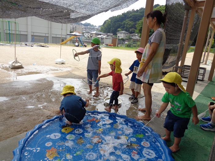 水遊びをしている様子