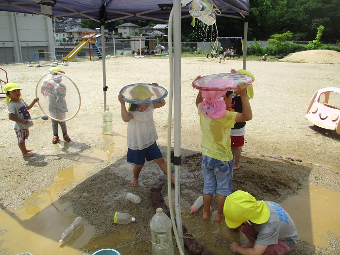 3歳がシャワーや泥んこで遊んでいる様子