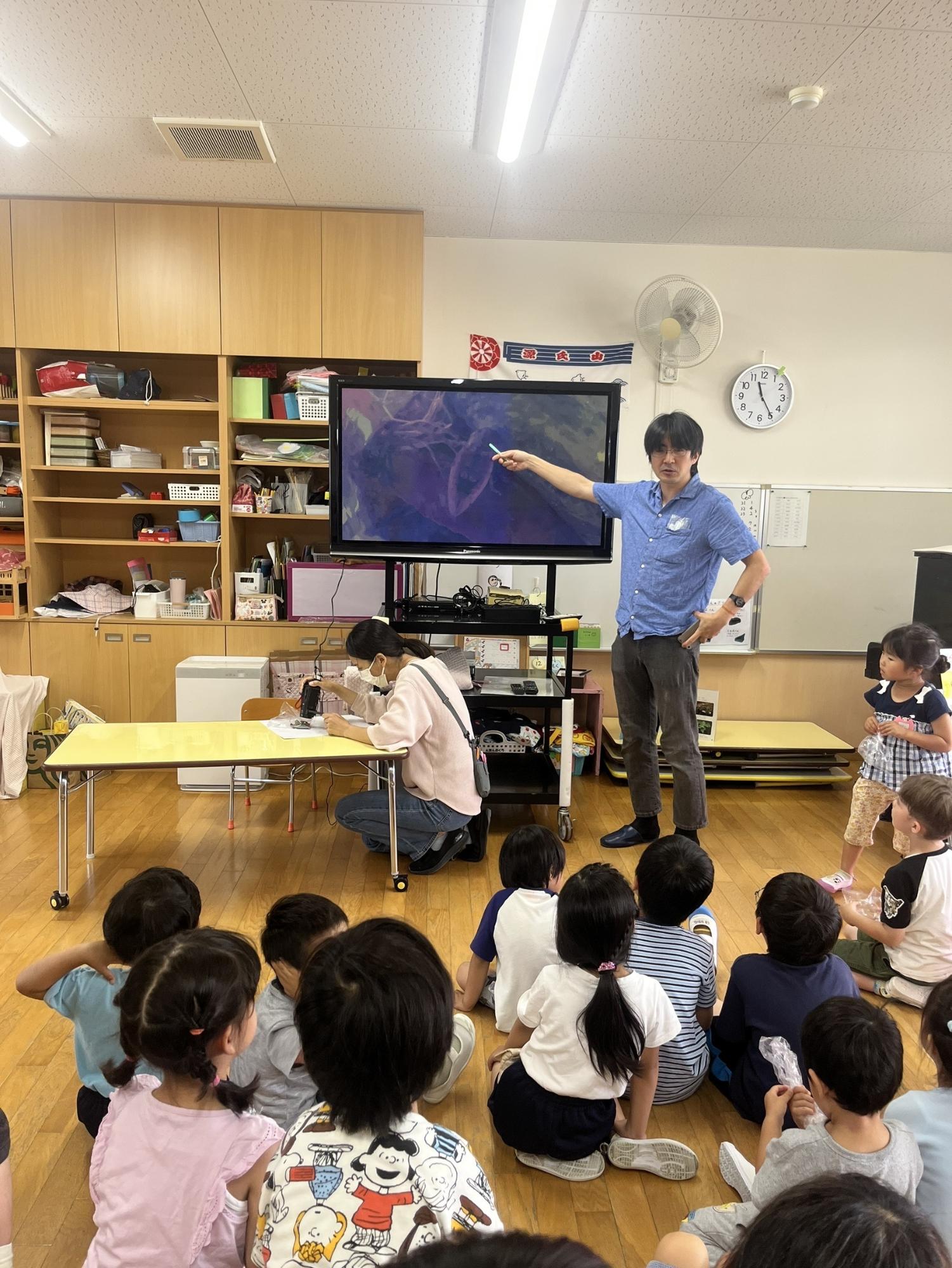 虫博士が来てくれて夏の虫をテレビに大きく映して教えてくれている様子