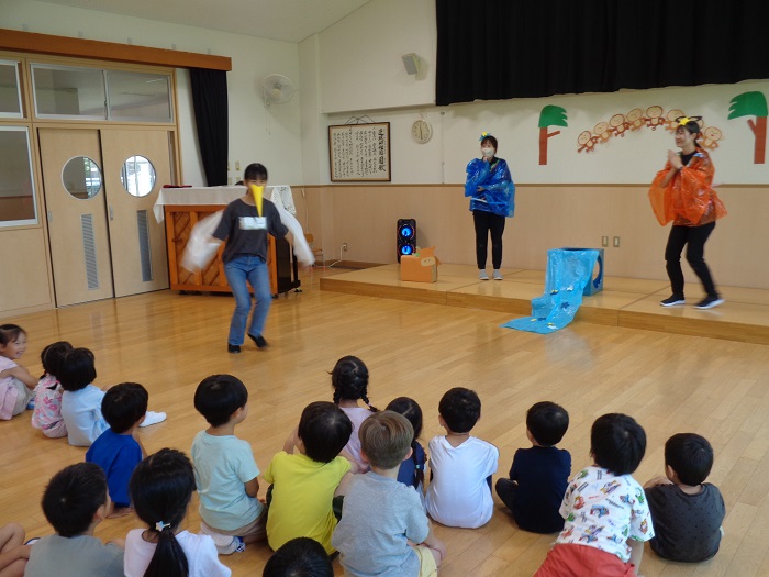 七夕集会で職員の劇をみている子ども達の様子