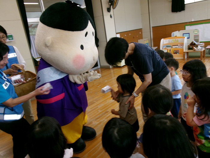 キッズ防災、ヒカル君からプレゼントをもらっているところ