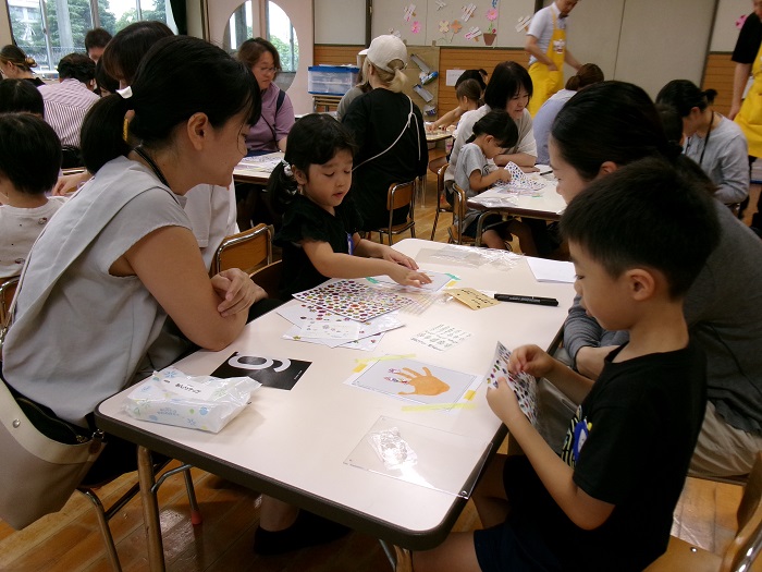 親子で作品作りをしているところ