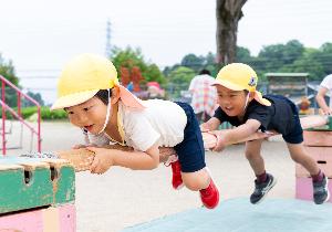 運動遊びをする4歳児