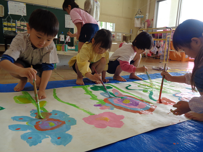 花の絵を描いている子どもの様子