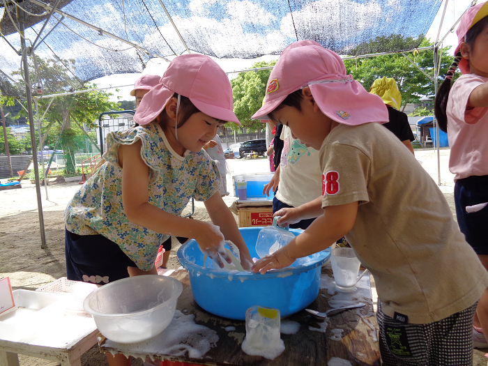 泡をつくってあそぶ子どもの様子