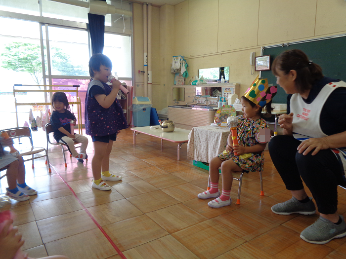 友達の誕生会で質問をする子どもの姿