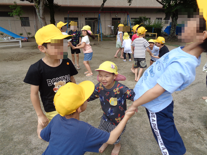 一年生と触れ合い遊びをしている子どもの様子