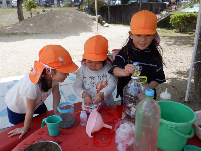 子ども達が花で色水を作っている様子