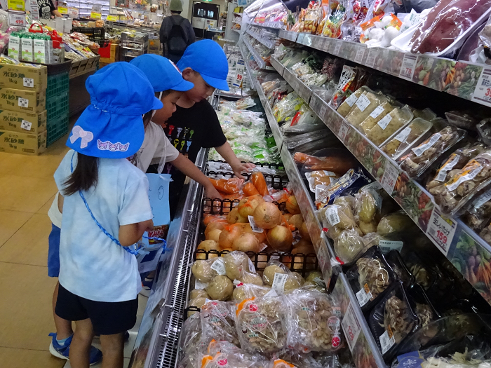 買い物をする5歳児の様子