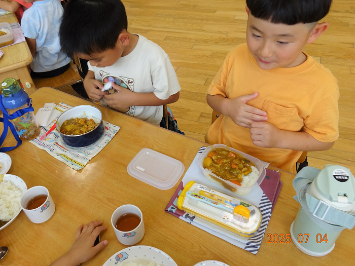 カレー会食をする5歳児の様子